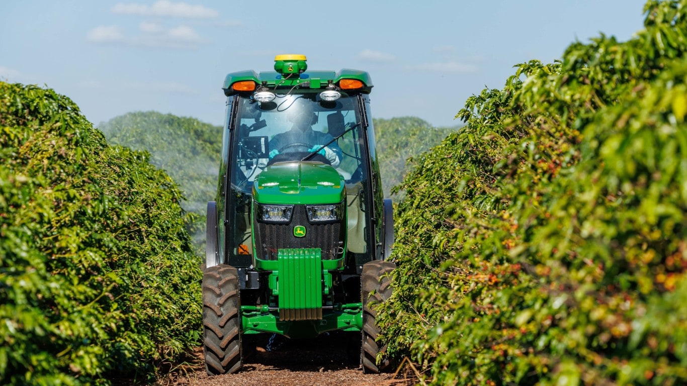 Trator 3036EN em campo.